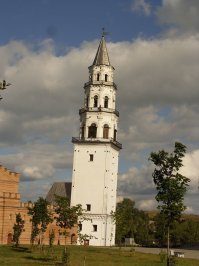 Невья нская ба шня   наклонная башня, расположенная в центре Невьянска, была построена в 1721 1725 годах по приказу Акинфия Демидова.

Высота башни   57,5 метров, основание   квадрат со стороной 9,5 метров[1]. Отклонение башни от вертикали   около 1,85 м в верхней точке, наибольший угол наклона наблюдается у нижнего яруса (3  16').

Имеет важное региональное значение и является популярным местом среди туристов[2]. Башня   символ Невьянска: она изображена на гербе города, упоминается в бонистике и нумизматике. Башне посвящена серебряная монета Банка России 2007 года выпуска, а в постсоветский период была выпущена бона с её изображением   купюра номиналом в 5 уральских франков 1991 года[3]. Также башня является эмблемой объединения «Демидовский институт», занимающегося изучением истории Урала[4].