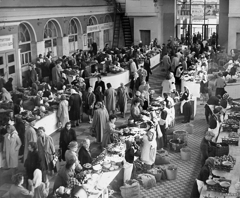 Центральный рынок на Цветном возле цирка. Приблизительно 1960.