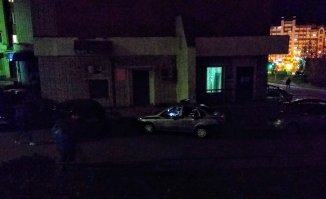Даже не на светофоре, а в темных дворах вот этот экипаж ДПС выполняет план по штрафованию пешеходов. Люди возвращаются домой,переходят дорогу там где они ее десятилетиями переходили,а тут из темноты ГАЙцы предлагают пройти в авто, для составления протокола. Так то ...