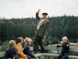 Помню обалденно красивые карельские пейзажи, в фильме "Любовь и Голуби", который снимался там.