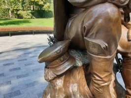 -Фильм на века!...В Харькове тоже есть памятник  Л. Быкову..даже кузнечик присутствует..