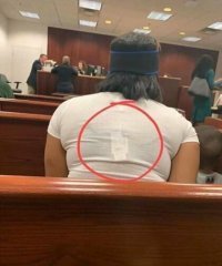 То, что чувиха не срезала этикетки, это конечно тупизм, но это не значит, что она что-то украла