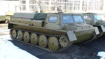 В байке речь о ГТ-СМке, такой вот <span style='color:gray'>[мат]</span>.
Выбиваешь палец с трака ниже звездочки (на обоих сторонах), заводишь и едешь вперед. Машина сама съезжает с гусянок.
Потом вдвоем-втроем, потихоньку затаскиваешь гусяну в кузов. Она вполне подъемная.
Таки предполагаю не байка, у меня были штатные топики на этой базе :)