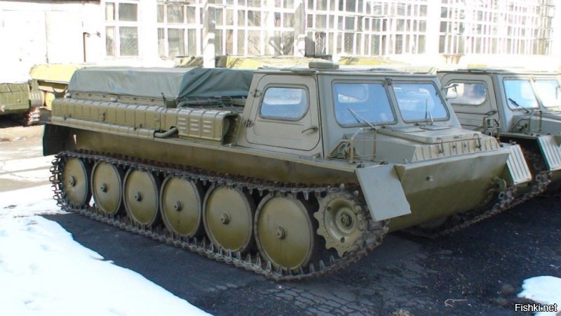 В байке речь о ГТ-СМке, такой вот <span style='color:gray'>[мат]</span>.
Выбиваешь палец с трака ниже звездочки (на обоих сторонах), заводишь и едешь вперед. Машина сама съезжает с гусянок.
Потом вдвоем-втроем, потихоньку затаскиваешь гусяну в кузов. Она вполне подъемная.
Таки предполагаю не байка, у меня были штатные топики на этой базе :)