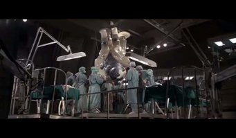 Почему-то напомнило старый фильм о Кинг Конге... :)