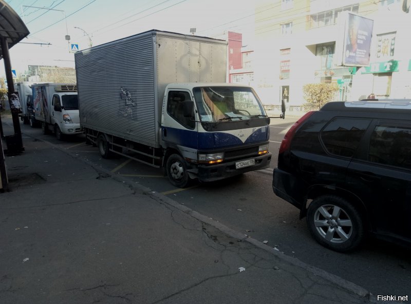 Вот недавно пример, буквально только недавно об этом писал, и как специально, подряд 3 машины разгружаются на остановке общественного транспорта...