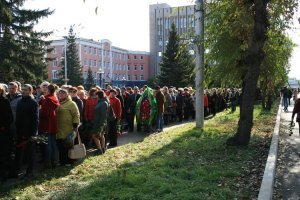 К вопросу "а любили ли мы своего Мэра?" Просто пара фото, без комментариев: