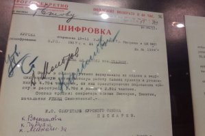 Зря вы из Сталина делаете малодушного человека, боящегося ответственности. И страну поднимал и на смерть утверждал. Диалектика-с.