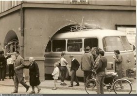 это автобус впилился в арку дома, какие трамваи с тунелями?