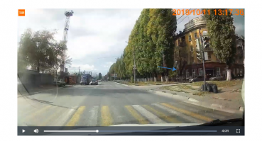 Неа, не ехали они оба на мигающий желтый. И светофор там нормально работает - смотрите на машины на боковой улице - они стоят у светофора и достаточно далеко от перекрёстка, а если бы он просто мигал жёлтым и перекрёсток был нерегулируемым - стояли бы у края проезжки в ожидании "окна". Мигание - эффект съёмки регика из-за частоты кадров, желтый горел перед включением красного, когда рег обходил автобус, значит - имел шанс остановится - расстояния хватало. Так что выезжали они оба уже на красный