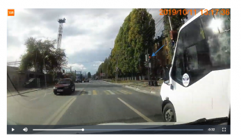 Неа, не ехали они оба на мигающий желтый. И светофор там нормально работает - смотрите на машины на боковой улице - они стоят у светофора и достаточно далеко от перекрёстка, а если бы он просто мигал жёлтым и перекрёсток был нерегулируемым - стояли бы у края проезжки в ожидании "окна". Мигание - эффект съёмки регика из-за частоты кадров, желтый горел перед включением красного, когда рег обходил автобус, значит - имел шанс остановится - расстояния хватало. Так что выезжали они оба уже на красный