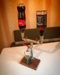 С выпивкой ерундовина выйдет. Кола в бутылке под давлением и при открытии обоих краников с высокой долей вероятности будет "оттеснять" алкоголь. То есть сначала вытечет большая часть колы, и только когда ее уровень и давление сильно упадет начнет вытекать алкоголь. Не продуманная система! Надо донышки бутылок соединить трубочками (просверлив дырочки) тогда давление в обеих емкостях выровняется и будет течь смесь.