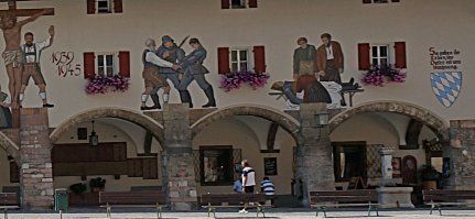 Всех помнят, в Германии памятники погибшим за свободу в каждой деревне.