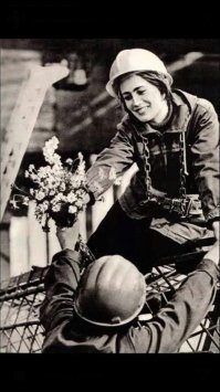 Потреблядство во всей красе! Искусственная еда, да и бабы такие же, пластиковые.