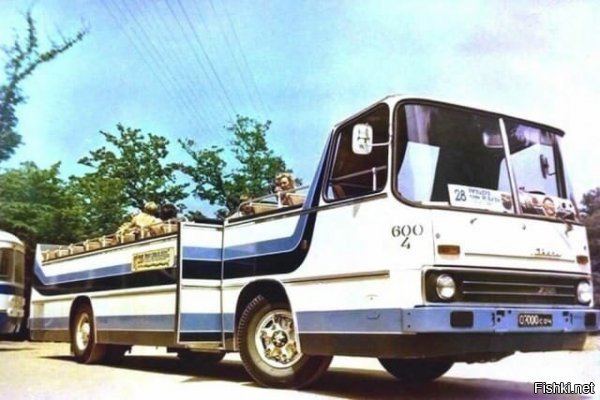 Вот таким незатейливым способом чехи пытались сделать автобус-кабриолет задолго до венгров. Но у венгров получилось несколько удачнее.