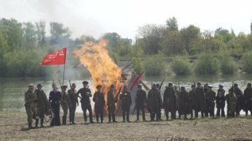 )Сразу понял что избушка это немецкий штаб, который захватят и наверняка сожгут к чертям собачьим!)))