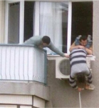 Левый то ли придерживает, то ли пятихатку из кармана тырит: