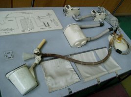 Надеюсь они наконец то изобрели туалет для своих астронавтов? Или будут как прежде рассказывать что можно пользоваться этой шнягой в невесомости????? В то время как на наших кораблях было вот так....маленькая деталь- туалет, показывающая все вранье которое они нагородили...