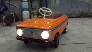 не, ну там же не дураки работают. Без батареек не поверили бы

Думаю, просто открыли люк в полу и сказали, что это педальный авто