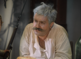 ты в чей дом забрался?
Отвечай!