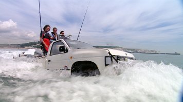 Любители приключений переплыли океан на машине