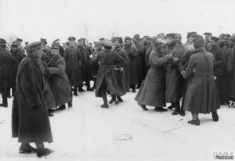 Братание германских и русских солдат. Первая мировая 1918