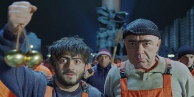 Воинственная обезьяна помешала девушкам сделать фотографию