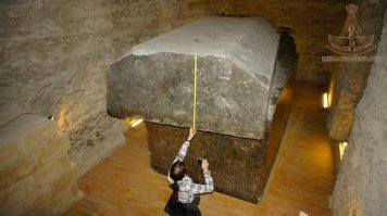 И кстати - деревянные саркофаги?
Это отображает ту эпоху. 
Вот более древний "саркофаг" из гранита! Обработка, грани, размер!