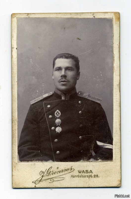 Мой прапрадед Павел Константинович, из крестьян. Погиб в 1915году. На смерда не похож)