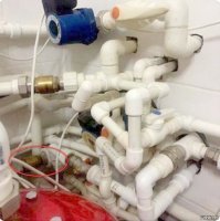 Там обратный клапан. 
Вообще есть ОЧЕНЬ большая вероятность что заказчик это сделал сам. Как только начали продавать паяльники по $10 так сразу и развелось море таких домашних сантехников.