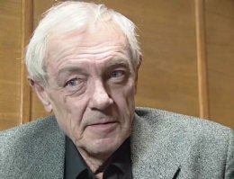 Реальное интервью Юрия Алексеева(Горбатого) из тюремной больнички, в конце 80-х показывали по телеку! Если смотреть не знаючи, то можно подумать что распрашивают скульптора или художника, в его мастерской...Весь интернет перерыл-найти не могу! На фото киношный Барон и реальный Горбатый! Правда на момент интервью, он был примерно ровесником Кирилла Лаврова.