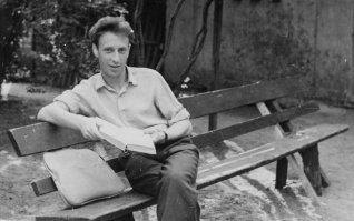Реальное интервью Юрия Алексеева(Горбатого) из тюремной больнички, в конце 80-х показывали по телеку! Если смотреть не знаючи, то можно подумать что распрашивают скульптора или художника, в его мастерской...Весь интернет перерыл-найти не могу! На фото киношный Барон и реальный Горбатый! Правда на момент интервью, он был примерно ровесником Кирилла Лаврова.