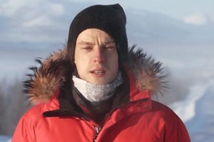 Случаем не этот парнишка там ноет?
А то знаеться любит на разные севера ездить...
Так сказать запись не под камеру...