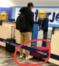 Потрясающий ход, ага... В магазинах тоже придерживаете весы? Не, ну в аэропорте можно же наеДать, а почему бы и в магазе не попробовать!