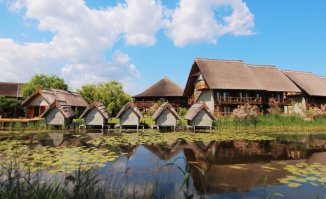 В Румынии тоже есть интересный отель Green Village (Констанца), расположен в заповедной зоне Дуная, поэтому проезд на авто запрещён. В гостиницу доставляют на лодках, если осенью утром заморозки и образовался лёд - всё, заезд отменяется :) 

Очень хотелось туда попасть, пока не случилось.