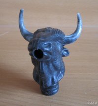 Было в детстве что-то по типу этого, только с цепочкой на рогах(фото не смог найти) пысы пил исключительно лимонад!)