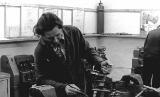 А вот мой трудовик. Учил нас радиотехнике и работать на станках.