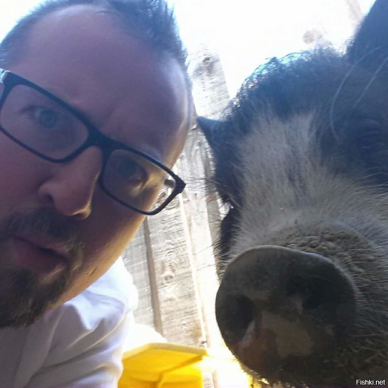 Мой приятель Эрон (на фото слева:) со свином, которого ему тоже подарили как минипига.