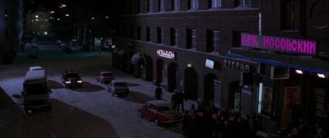 Фильм не плохой! Но в начале позабавили, заснеженная московская улица с трамвайными путями, упирающиеся в Храм Христа Спасителя! И конечно же ночной московский клуб, "МОСОВСКИЙ"! Я слышал, что америкозные кинокомпании часто жлобятся платить консультантам...Но в фильме снимались русские актеры (роль Газзи например)! неужели не присоветовали одну буковку в вывеску добавить??