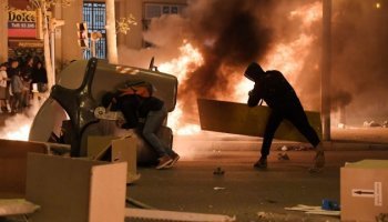 Протесты в Каталонии переросли в жесткие беспорядки: демонстранты строят баррикады и жгут мусорные баки, количество пострадавших возросло до 89 

19 октября, 2019