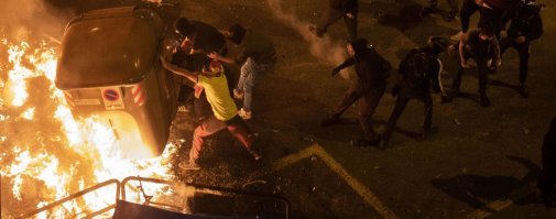 Протесты в Каталонии переросли в жесткие беспорядки: демонстранты строят баррикады и жгут мусорные баки, количество пострадавших возросло до 89 

19 октября, 2019