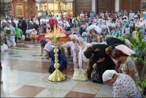 А чо, молитвы уже не помогают???   Гундяев негодуэ, надо искреннее молиться и не забывать подарков посредникам, а то ишь чо выдумали - кору с деревьев жрать!