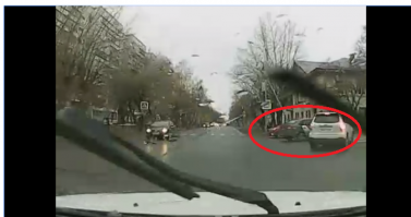 Как водитель с очень большим стажем могу сказать , что на улице дождь, впереди переход, правая часть закрыта полностью автомобилями. 
Рег был обязан сбавить скорость. Когда малой выбежал, экстренно тормозить. Что такое экстренное торможение рег, вообще не знает.