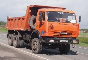 У этого автомобиля, наверное, тоже брызговик помогает на дороге удержаться. Особенно, когда полный кузов щебенкой с горкой нагружен.