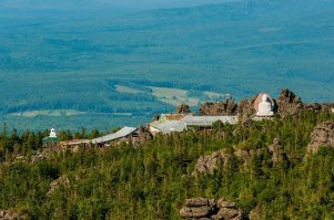 1. Качканар не под Екатеринбургом, там добрые 4 часа на автобусе нужно ехать.
2. Основатель храма построил его на изначально зарезервированной территории ГОКа, поэтому претензии абсолютно по делу. То что всем удалось договориться о переезде это очень хорошо. 
3. Качканар - моногород. Не будет работать ГОК, не будет и нормальной жизни в городе.
4. Всего лишь 8.5 км? Почти Эверест, подумаешь