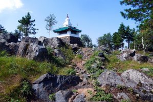 1. Качканар не под Екатеринбургом, там добрые 4 часа на автобусе нужно ехать.
2. Основатель храма построил его на изначально зарезервированной территории ГОКа, поэтому претензии абсолютно по делу. То что всем удалось договориться о переезде это очень хорошо. 
3. Качканар - моногород. Не будет работать ГОК, не будет и нормальной жизни в городе.
4. Всего лишь 8.5 км? Почти Эверест, подумаешь
