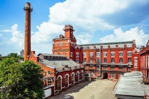 маленьких заводиков и маленьких фабрик могу скинуть что в те времена считалось большим заводом.человек сто максимум.