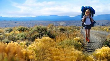 Фильм "Дикая" 2014 с Риз Уизерспун неплохой.
Там она идет по тропе Pacific Crest Trail   маршруту по наиболее высоким участкам хребта Сьерра-Невада и Каскадных гор