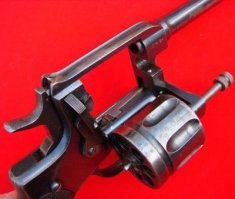 компактная версия. а ещё была с откидным барабаном, но в ссср распространение не получила.