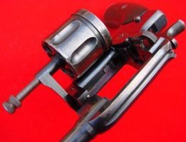 компактная версия. а ещё была с откидным барабаном, но в ссср распространение не получила.